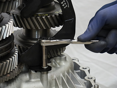 _Graphics/_Raster/TRSM0950_RemoveLubeTubeCapScrew 5.png